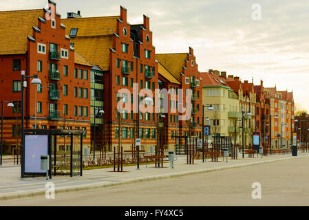 Trelleborg, Schweden - 12. April 2016: Hochhaus Wohnung Häuser neben dem Busbahnhof. Stockfoto