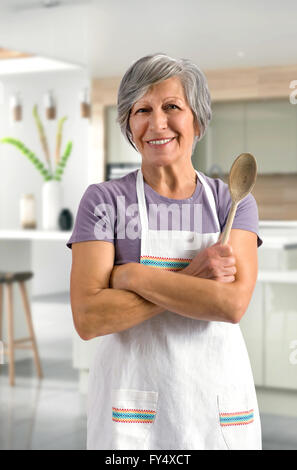 Glücklich freundliche ältere Frau oder Oma in der Küche Backen Stockfoto