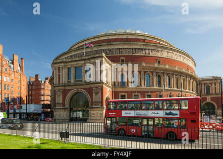 Kultigen roten Doppeldecker-Bus geht vor der Royal Albert Hall in Kensington, London, England. Stockfoto