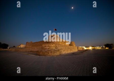 Nachtansicht Arad Fort in Muharraq. Bahrain, Naher Osten Stockfoto