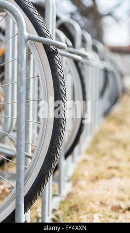 Fahrrad in Fahrradständer hautnah. Stockfoto