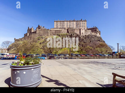 Edinburgh Castle in Edinburgh, Schottland gesehen vom Westend von Schlossterrasse Stockfoto