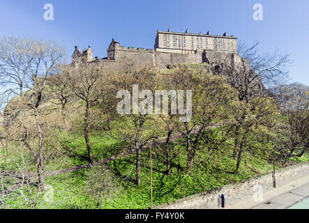 Edinburgh Castle in Edinburgh, Schottland gesehen vom Westend von Schlossterrasse Stockfoto