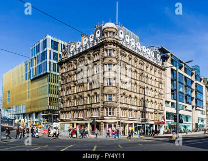 Das Old Waverley Hotel an der Ecke von St. David Street und Princes Street in Edinburgh, Schottland von modernen Gebäuden umgeben Stockfoto