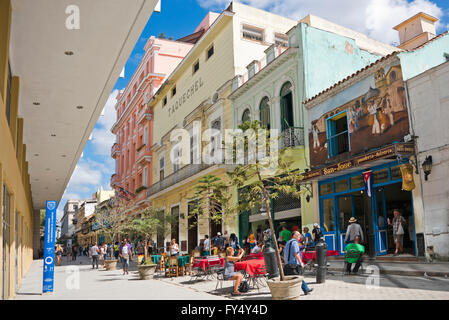 Horizontale Stadtbild von Straßencafés in Havanna, Kuba. Stockfoto