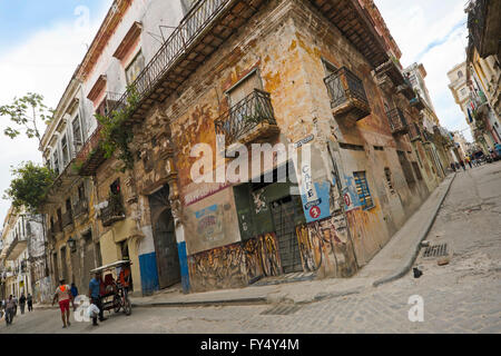 Horizontale Straßenbild in Alt-Havanna, Kuba. Stockfoto