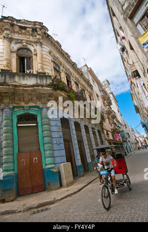 Vertikale Straßenbild in der Altstadt von Havanna, Kuba. Stockfoto