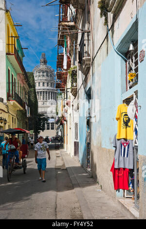 Vertikale Straßenbild in der Altstadt von Havanna, Kuba. Stockfoto