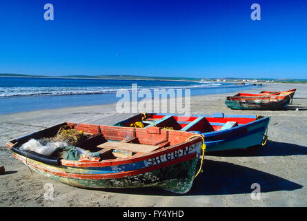 Hölzerne Fischerboote am Strand; Cape Town; Kap-Halbinsel; Südafrika Stockfoto