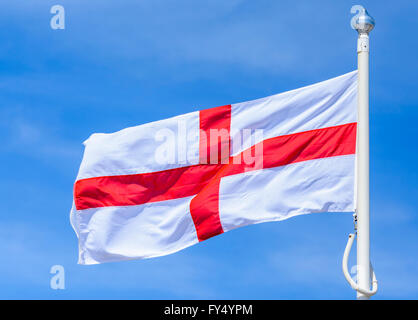 St Georges Cross Flag, die unter der Flagge von England, Fliegen gegen den blauen Himmel. Stockfoto