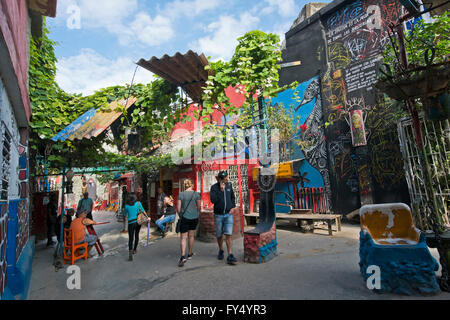 Horizontale Ansicht von Touristen betrachten die Kunstinstallationen in Hamel Gasse in Havanna, Kuba. Stockfoto