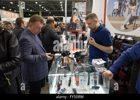 Moskau Crocus Expo, Moskau, Russland - 15. April 2016: Berater zeigt Manfrotto Mini-Stativ für einen Besucher auf Saskia 2016 Stockfoto