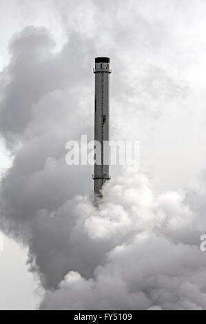 Konzeptionelle Darstellung der Luftverschmutzung aus petrochemischen Industrie zeigt Schornstein umfasste mit Rauch Stockfoto