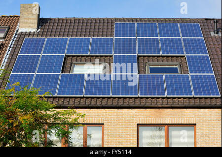 Photovoltaik-Solarzellen / Photovoltaik-Module auf dem Dach des Hauses Stockfoto