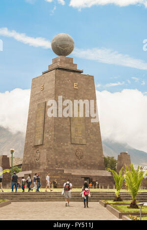 QUITO, ECUADOR, Oktober - 2015 - Gruppe von Touristen am meisten besuchten touristischen Ort in Ecuador, die Mittelerde Mo Stockfoto