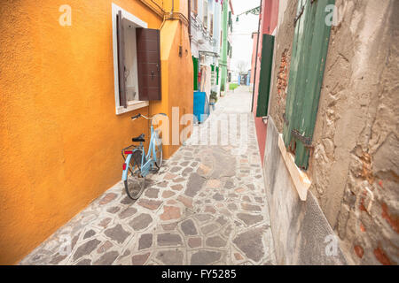 altes Fahrrad geparkt lange eine Außenwand in Insel Burano, Venedig Stockfoto