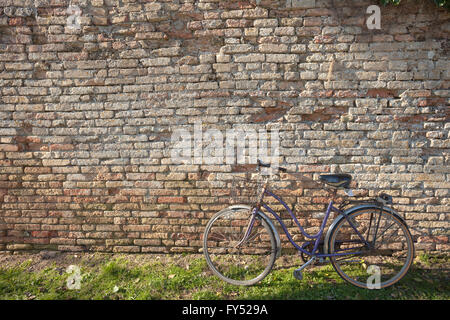 alten Zyklus geparkt lange eine Außenwand in Insel Burano, Venedig Stockfoto