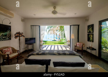 Ocean front gehobenen mexikanischen Residenz Schlafzimmer mit offenen Wohnkonzept, Punta de Mita, Riviera Nayarit, Mexiko Stockfoto