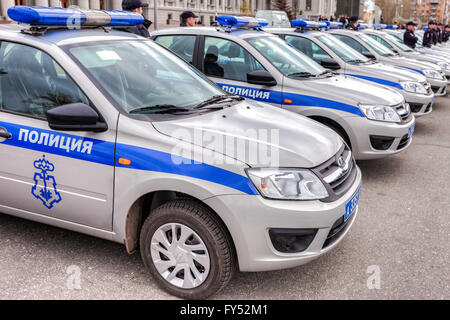 Russische Polizei patrouillieren Fahrzeuge geparkt auf dem Kuibyschew Platz im Frühling Stockfoto