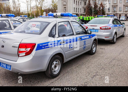 Russische Polizei patrouillieren Fahrzeuge geparkt auf dem Kuibyschew Platz im Frühling Stockfoto