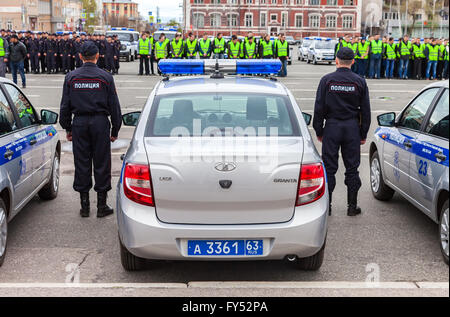 Russische Polizei patrouillieren Fahrzeuge geparkt auf dem Kuibyschew Platz im Frühling Stockfoto