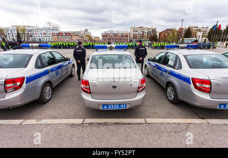 Russische Polizei patrouillieren Fahrzeuge geparkt auf dem Kuibyschew Platz im Frühling Stockfoto