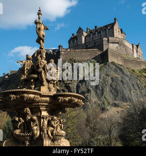 Edinburgh Castle von Princes Street Gardens mit The Ross Fountain im Vordergrund Stockfoto