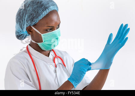 Portrait des afrikanischen Ärztin mit Maske und Stethoskop Handschuhe Close up Schuss setzen. Stockfoto
