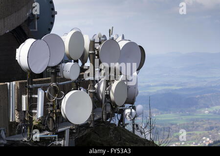 Jede Menge Sender und Antennen auf dem Fernmeldeturm Stockfoto