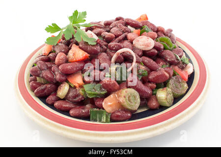 Rote Bohnen-Salat, isoliert auf weiss Stockfoto