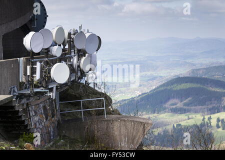 Jede Menge Sender und Antennen auf dem Fernmeldeturm Stockfoto