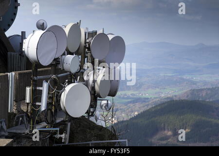 Jede Menge Sender und Antennen auf dem Fernmeldeturm Stockfoto