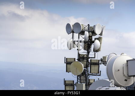 Jede Menge Sender und Antennen auf dem Fernmeldeturm Stockfoto