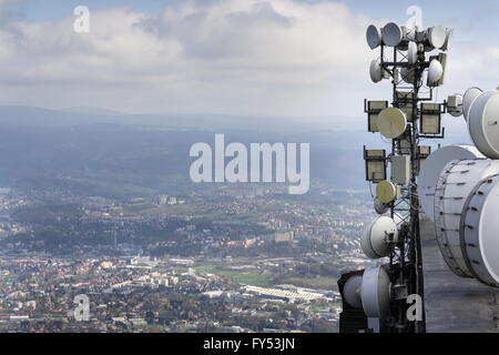 Jede Menge Sender und Antennen auf dem Fernmeldeturm Stockfoto