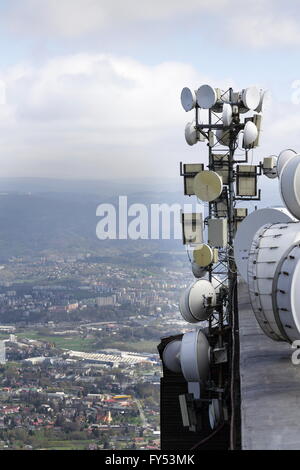 Jede Menge Sender und Antennen auf dem Fernmeldeturm Stockfoto