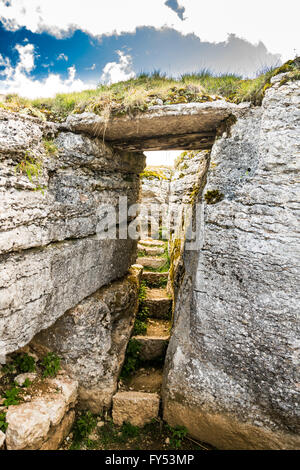 Graben in den Fels aus dem ersten Weltkrieg befindet sich in den italienischen Alpen gegraben. Stockfoto