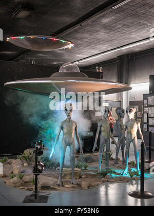 Alien Sie-Schaufensterpuppen, UFO Museum, Roswell, New Mexico. Stockfoto