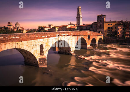 "Steinerne Brücke", die berühmte alte Brücke in Verona überquert die Etsch. Stockfoto