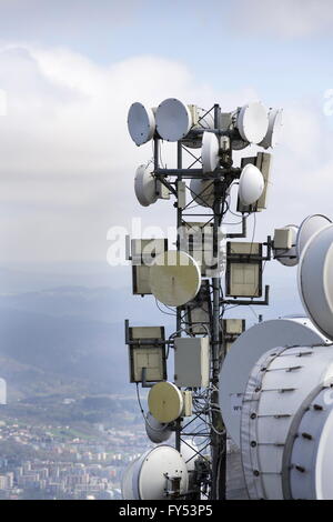 Jede Menge Sender und Antennen auf dem Fernmeldeturm Stockfoto