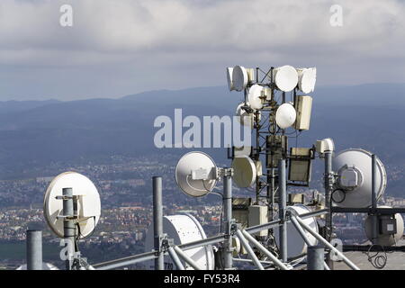 Jede Menge Sender und Antennen auf dem Fernmeldeturm Stockfoto