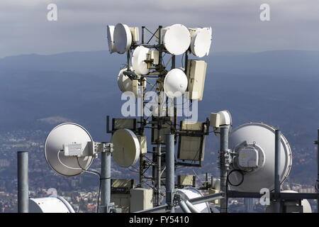 Jede Menge Sender und Antennen auf dem Fernmeldeturm Stockfoto