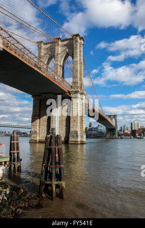 Blick von Manhattan in der Nähe von unter Brooklyn Bridge, USA in New York gesehen. Stockfoto