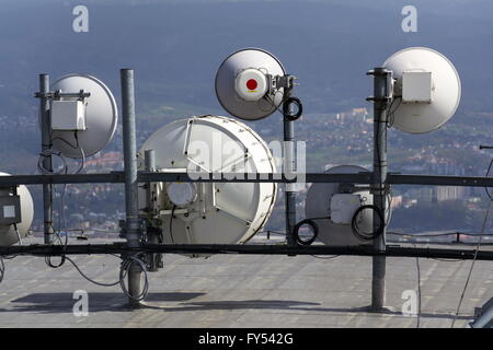 Jede Menge Sender und Antennen auf dem Fernmeldeturm Stockfoto