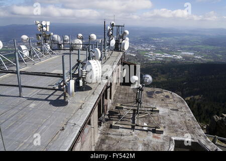 Jede Menge Sender und Antennen auf dem Fernmeldeturm Stockfoto