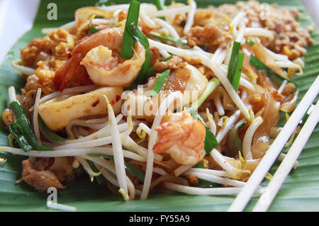 Thai-Stil Nudeln oder Padthai auf dem Bananenblatt Stockfoto