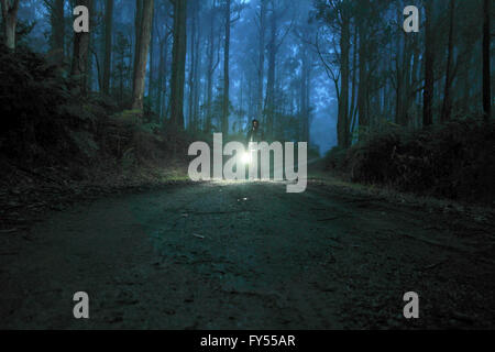 Mann stand mitten im Wald - Australien Stockfoto