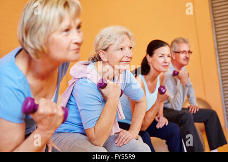 Gruppe älterer Menschen senior Sport im Fitness-Center mit Hanteln Stockfoto