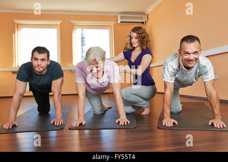 Gruppe tun Seniorensport mit Trainer im Fitness-center Stockfoto