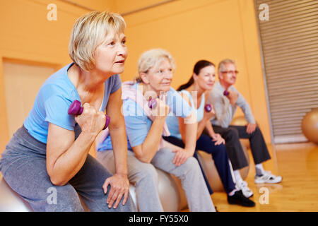 Gruppe von Senioren Rückentraining Übungen in einem Fitnessstudio Stockfoto