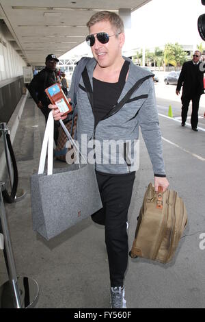 Todd Chrisley kommt am Los Angeles International Airport (LAX) mit seiner Frau und Kindern einen Flug erwischen Featuring: Todd Chrisley Where: Los Angeles, California, Vereinigte Staaten von Amerika bei: 21. März 2016 Stockfoto